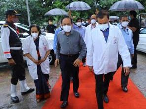 Photo of Dr. Harsh Vardhan Inspects Oxygen Plant And New COVID Wards Under Construction In Safdarjung Hospital