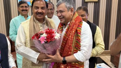 Photo of Dr. Mahesh Sharma Meets Railway Minister And Reviews Key Development Initiatives